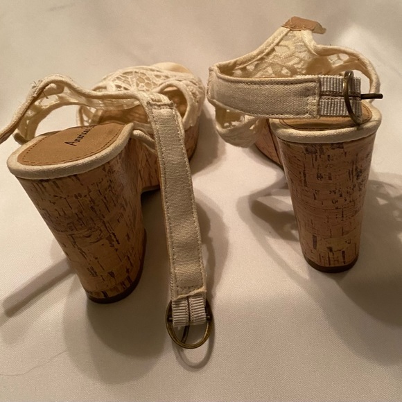 Women’s Beautiful American Eagle White Lace Sandals Summer Heels Size 6 - Picture 6 of 12